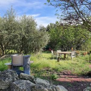 B&B / Chambres d'hotes Bastide Bellugue Maison d'hotes reseau Bienvenue a La Ferme a 3 minutes de Lourmarin : photos des chambres