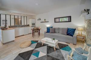 Le Alex - 800m des plages - extérieur - Verrière Côte dAzur