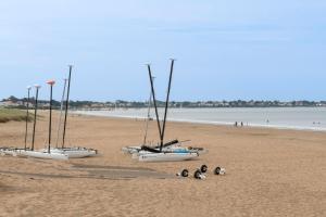 Maisons de vacances Maison avec jardin a 140m de la Plage : Maison de Vacances