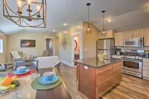 Cozy and Urban Ludington Apt about 1 Mi to Lake Michigan - 马尼斯蒂