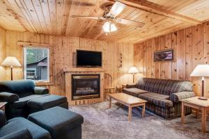 Three Bedroom House room in Cedaroma Cabin 3