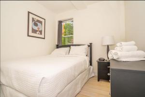 One-Bedroom Apartment room in Seward Square 30 Day Stays