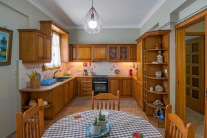 Traditional style 3 bedroom flat in Lixouri 6 guests