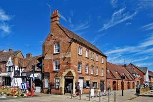 Penthouse On Waterside With River Views, Private Parking & Secluded Hot Tub - Moreton in Marsh