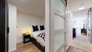 1BR and Den in Marketplace Lodge, Gas Fireplace, Village Location, Complex Hot Tub