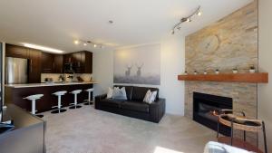 1BR + Den | Marketplace Lodge | Gas Fireplace | Village Location | Complex Hot Tub