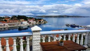 One-Bedroom Apartment with Terrace and Sea View room in Apartments and rooms by the sea Sali Dugi otok - 890