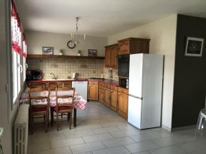 Maisons de vacances Gite Dhuizon, 4 pieces, 6 personnes - FR-1-491-204 : photos des chambres