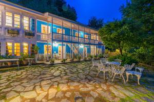 StayVista at Violet Hill with Bonfire, Gazebo & Hill View