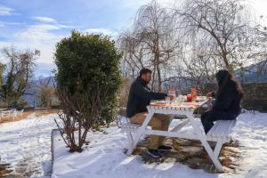 StayVista at Violet Hill with Bonfire, Gazebo & Hill View