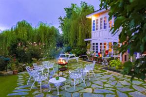 StayVista at Violet Hill with Bonfire, Gazebo & Hill View
