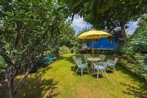 StayVista at Violet Hill with Bonfire, Gazebo & Hill View