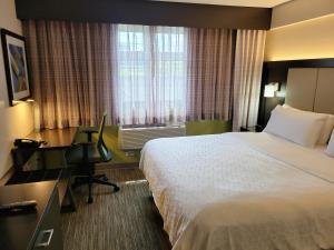 King Room room in Holiday Inn Express Maspeth, an IHG Hotel
