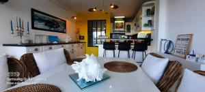 Appartement terrasse esprit loft vue sur mer