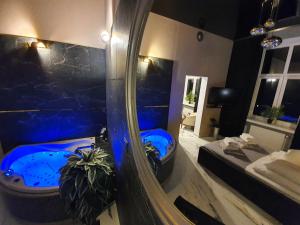 Royal Suite with Spa Bath room in Apartament z jacuzzi Kraków
