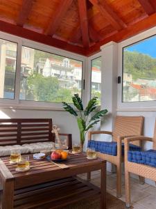 Nautical Sunset Apartment - free parking