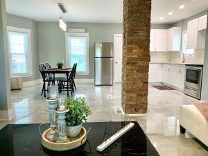 The Oakwood Cottage- With Private Yard & Parking, Minutes From Falls & Casino by Niagara Hospitality - 3hvězdičkové hotely ve městě Niagara Falls