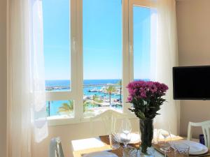 FANTASTIC APARTMENT B IN FRONT OF THE SEA & MARINA