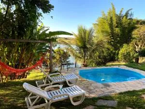 Casa com piscina fundo pra represa e AR Condicionado CasinhaBrancaDeVaranda - Macaia