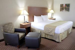 Queen Room - Non-Smoking room in Baymont by Wyndham Franklin