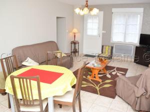 Maisons de vacances Gite La Tour-Saint-Gelin, 3 pieces, 5 personnes - FR-1-381-434 : photos des chambres