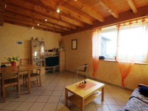 Maisons de vacances Gite Saint-Heand, 3 pieces, 4 personnes - FR-1-496-130 : photos des chambres