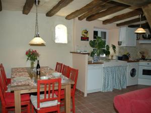 Maisons de vacances Gite Brizay, 4 pieces, 6 personnes - FR-1-381-238 : photos des chambres