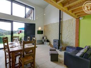 Maisons de vacances Gite Saint-Heand, 3 pieces, 5 personnes - FR-1-496-146 : photos des chambres