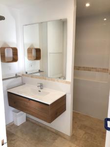 Appartements Rez de jardin 5 pers avec piscine, vue directe sur la plage a 40 m : photos des chambres