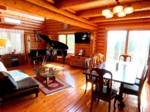 A Private Log House with Mt Fuji View & Piano -
