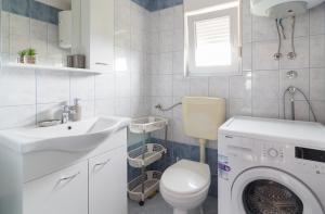 Apartment Nikol with big garden and terrace 350 meters from the sea - by TA Leut agency