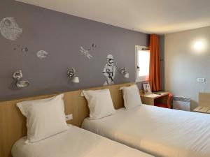 Hotels initial by balladins Tours Sud : Chambre Triple (1 Lit Double et 1 Lit Simple)