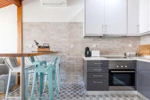 Superb Apartments Overlooking Graça in Lisbon