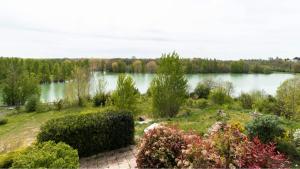 Maisons de vacances La Decouverte, Jacuzzi, Sauna, et Terrasse avec vue sur lac a la campagne entre Toulouse et Auch : photos des chambres