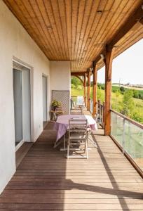 Maisons de vacances La Decouverte, Jacuzzi, Sauna, et Terrasse avec vue sur lac a la campagne entre Toulouse et Auch : photos des chambres