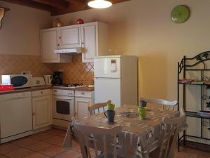 Maisons de vacances Gite Villemontais, 4 pieces, 6 personnes - FR-1-496-121 : photos des chambres