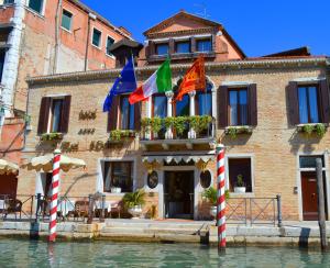 Ai Mori D'oriente hotel, 
Venice, Italy.
The photo picture quality can be
variable. We apologize if the
quality is of an unacceptable
level.