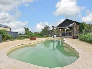 Kelman Cottage with pool and beautiful native wildlife - Glendon Brook