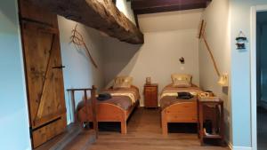 B&B / Chambres d'hotes La Grange de Champagnac : Chambre Familiale avec Salle de Bains Privative