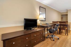 Econo Lodge Inn & Suites