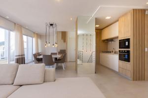 Mar de Fora 205 – Lindíssima Cobertura Duplex - Piscina no Condomínio - 100 Metros da Praia de Mariscal.