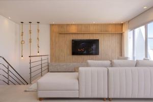 Mar de Fora 205 – Lindíssima Cobertura Duplex - Piscina no Condomínio - 100 Metros da Praia de Mariscal.