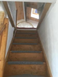 studio avec une mezzanine