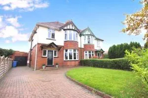 Acacia Breezes - Delightful Scarborough Semi - Scalby