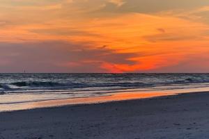 Lido Key Hideout with Patio and Yard and Walk to Beach!