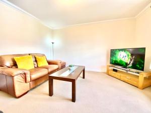 100 Thornhill Drive, Elgin