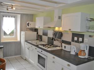 Maisons de vacances Gite La Tour-Saint-Gelin, 2 pieces, 2 personnes - FR-1-381-24 : photos des chambres