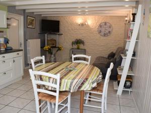 Maisons de vacances Gite La Tour-Saint-Gelin, 2 pieces, 2 personnes - FR-1-381-24 : photos des chambres