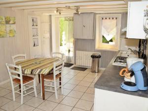 Maisons de vacances Gite La Tour-Saint-Gelin, 2 pieces, 2 personnes - FR-1-381-24 : photos des chambres