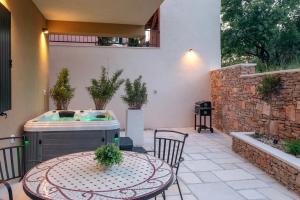 TEONA Luxury Studio Apartment with jacuzzi and garden view